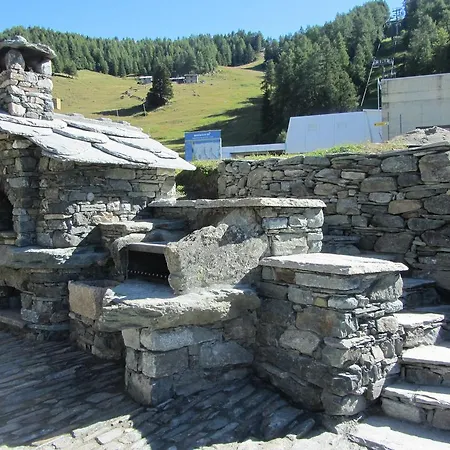 罗日特斯吉昂公寓 *